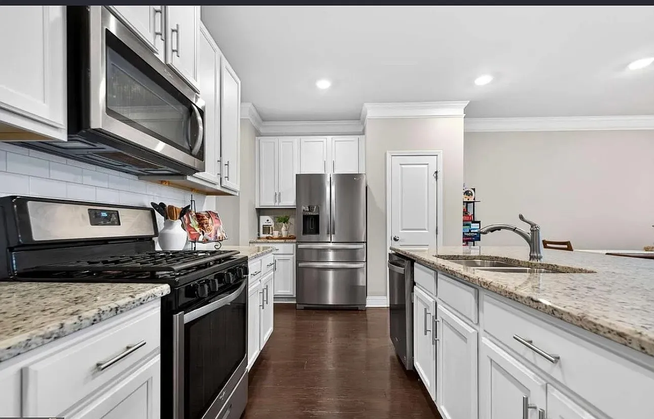 3 bed, 2.5 bath, 1928 sqft, $2,500 — Photo 4