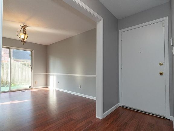 3rd image of 927 Hoover Village Dr APT A