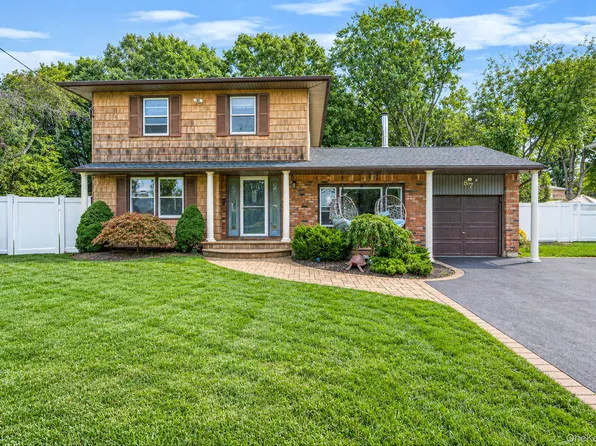 87 Wexford Drive, Oakdale, NY 11769