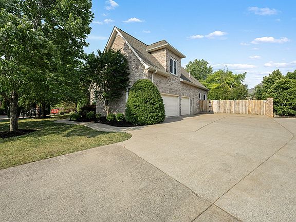 3rd image of 3418 Lawncrest Cv