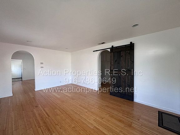 3rd image of 515 Oak St