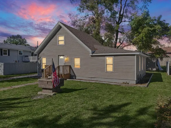 409 W Warren St, Le Roy, IL 61752
