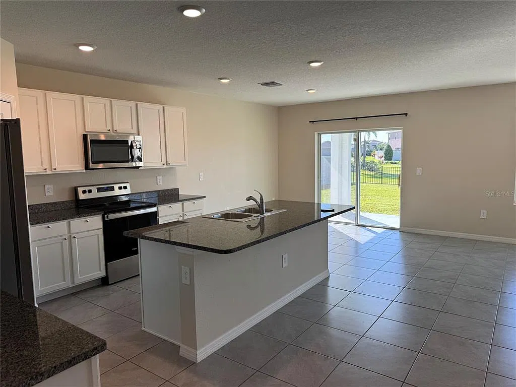 5 bed, 3.0 bath, 2594 sqft, $3,300 — Photo 3