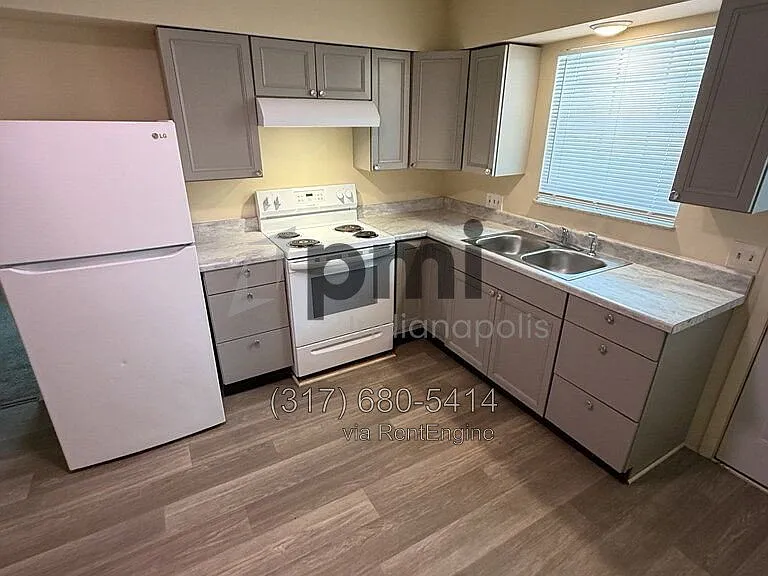 228 S Green St #B — Photo 4