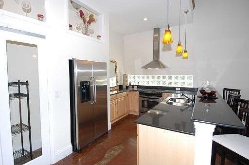 3rd image of 706 E Columbus Dr