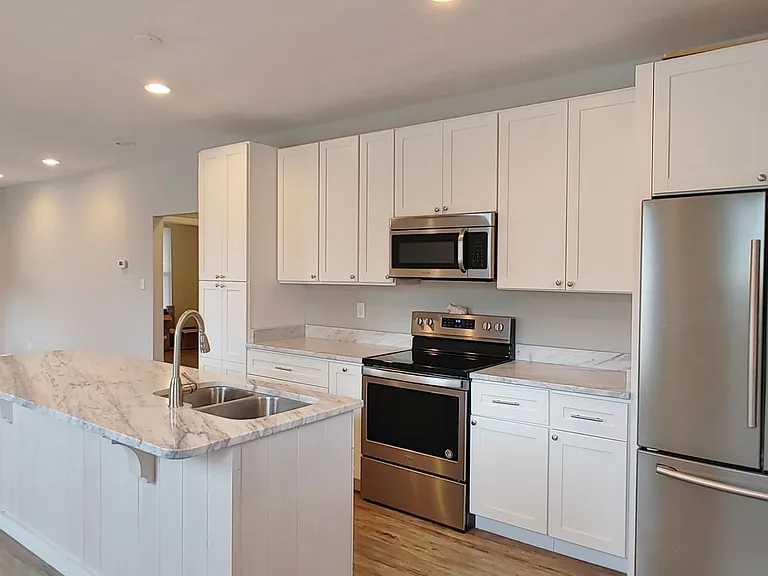 2111 Oak St — Photo 9