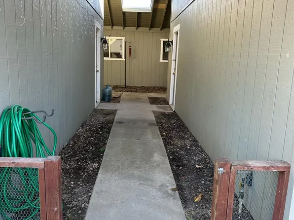 832 Sutter Ln, Ione, CA 95640