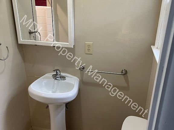 5th image of 916 N Saginaw St #3