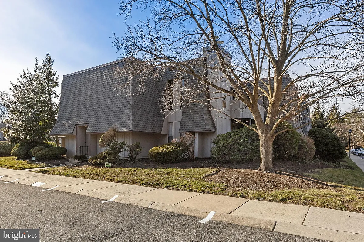 Building Photo - 25 S Church Rd #129