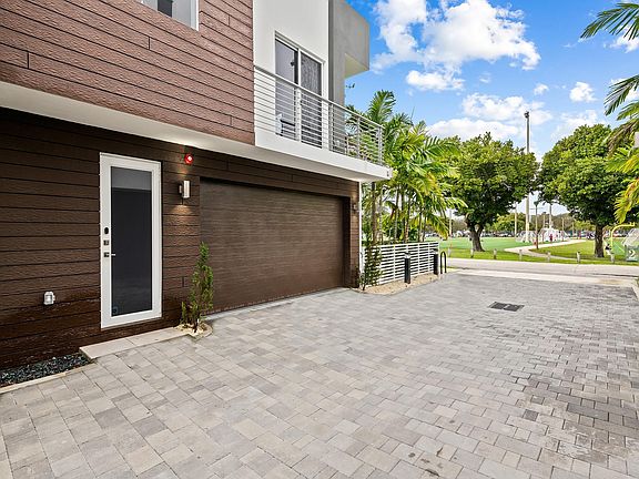 4th image of 700 NE 14th Avenue #204