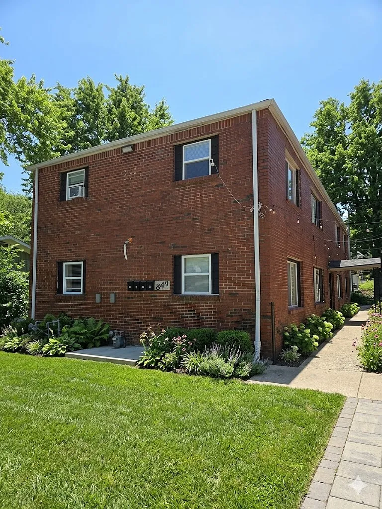 855 Sandusky Ave — Photo 1