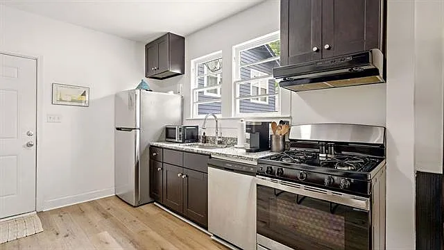 210 S Oak St — Photo 10