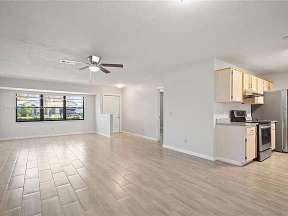 4th image of 2405 SW Falcon Cir