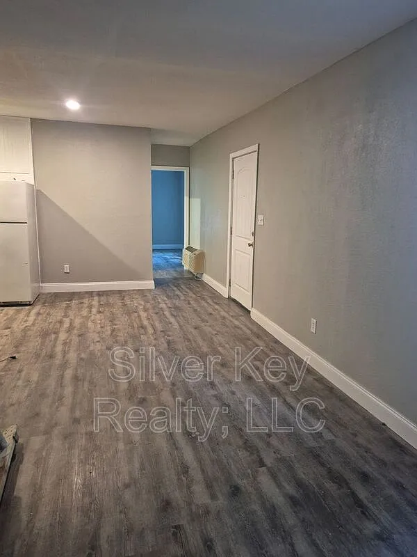 Building Photo - 405 Park St #2
