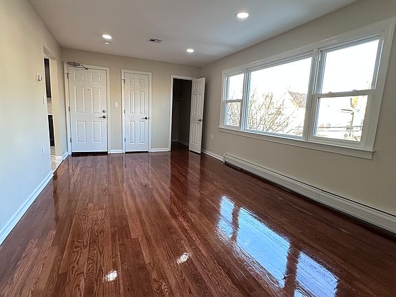 2nd image of 252 N 6th St Floor 1
