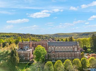 2501 Rio Vista Dr, Mahwah, NJ 07430