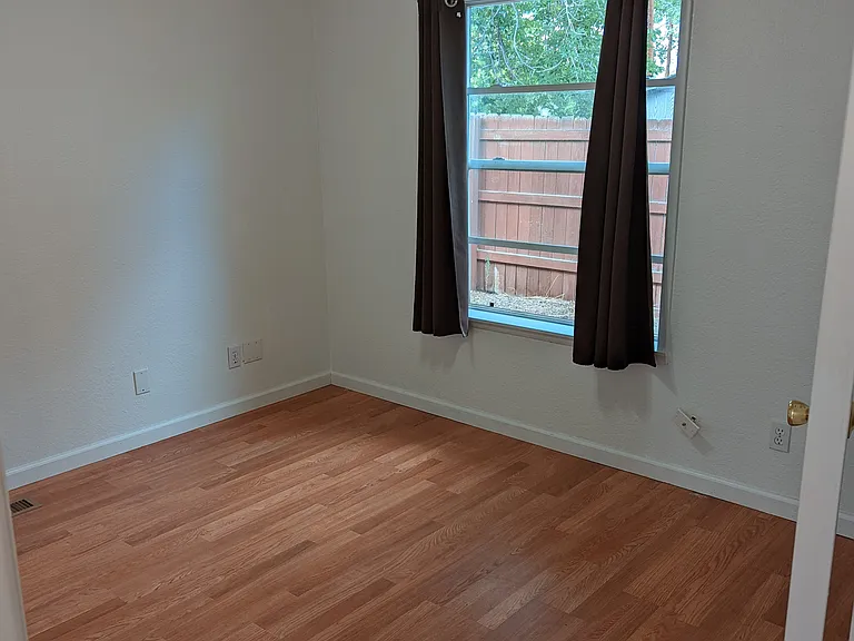 514 Holbrook St — Photo 16