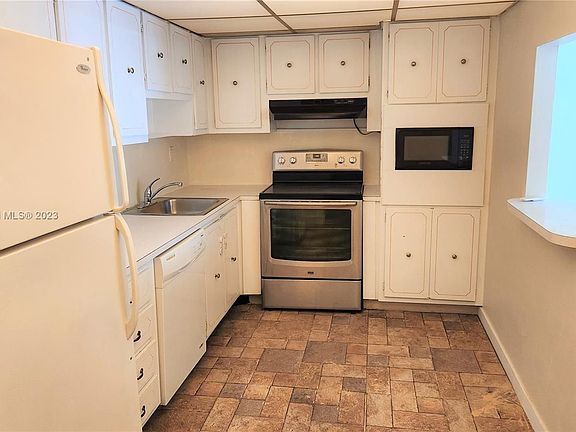 3rd image of 19370 Collins Ave APT 412