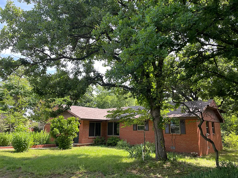 1000 Liveoak Dr — Photo 1