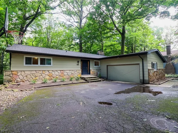 8729 Hilltop Dr, Mentor, OH 44060