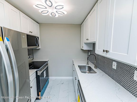 4th image of 534 Dartmoor Court #C