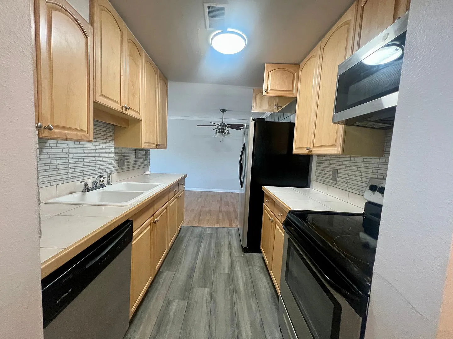 Spacious 2 Bed 1.5 Bath Condo in Hamden South **Move-In Special** — Photo 3