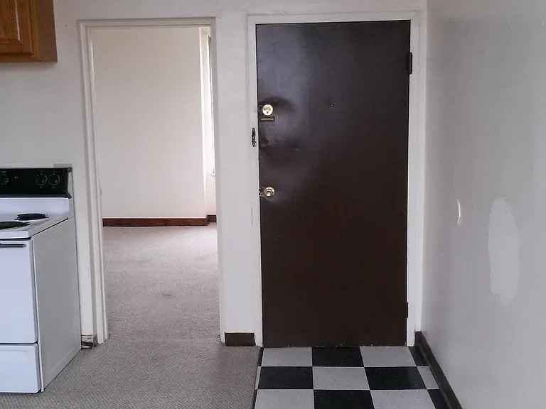 215 Albion Pl — Photo 3