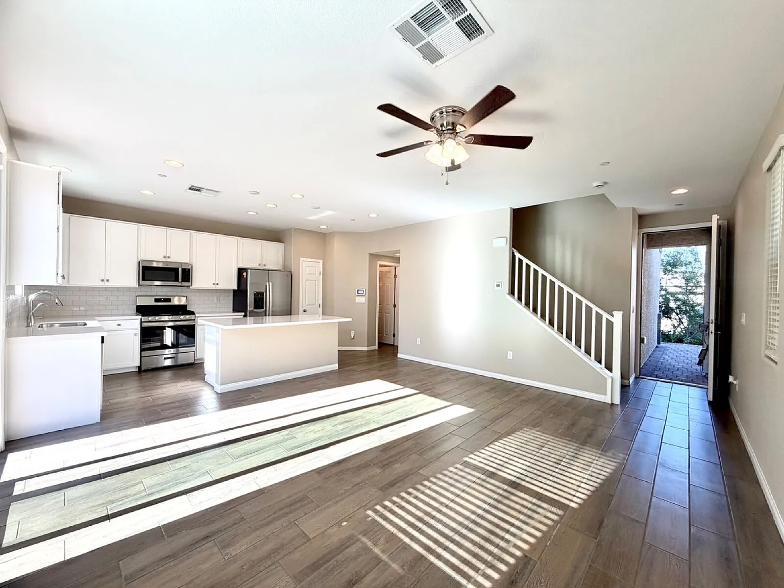 3 bed, 2.5 bath, 1492 sqft, $2,095 — Photo 2