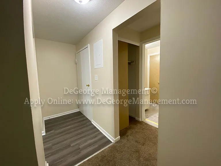 Woodside Court Apartments — Photo 27