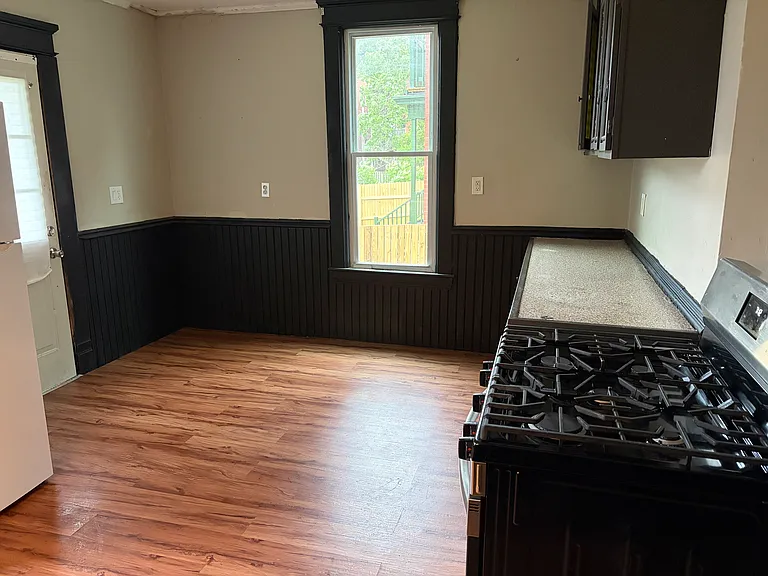 1320 Avery St — Photo 3
