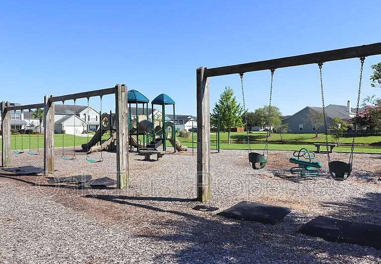 538 Holiday Dr — Photo 24
