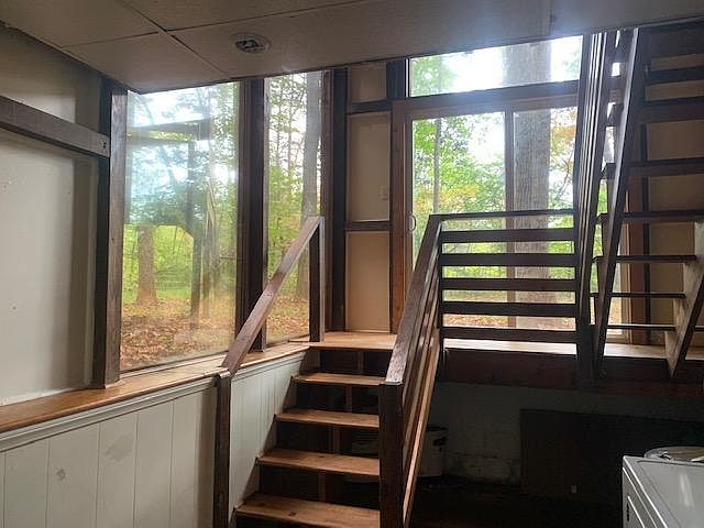 2nd image of 289 Bishop Ln