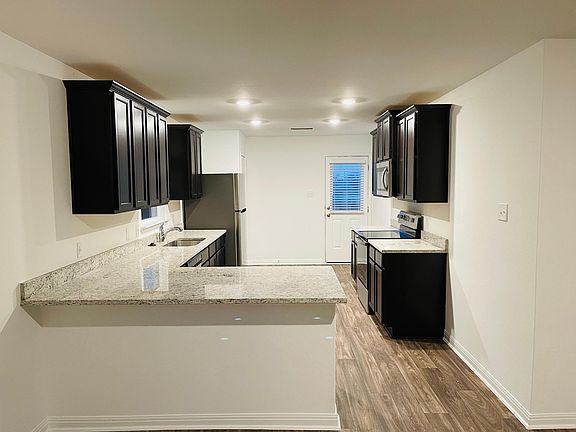 3rd image of 601 Riverdale Dr