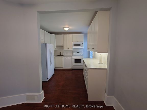 5th image of 117 Wellington St S