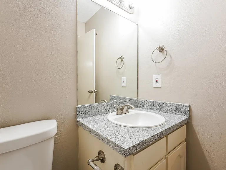 7608 Meadowlark Ln N — Photo 12