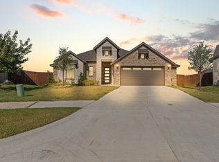 205 Resting Place Rd, Waxahachie, TX 75165