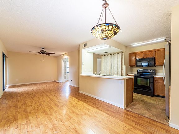 3rd image of 7 Catalonia Ct