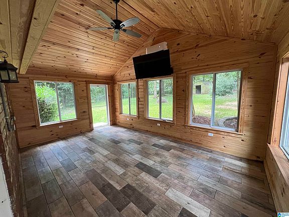 4th image of 524 Creekview Cir