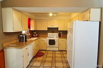 3rd image of 523 Columbine St
