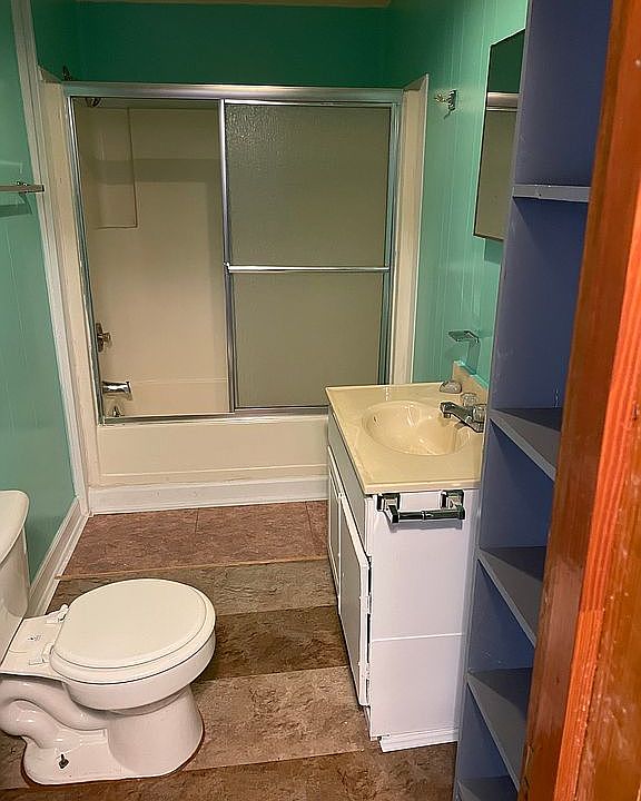 1st image of 905 W 5th St