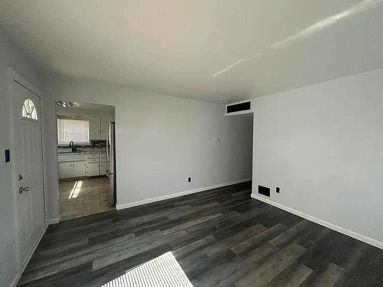 4987 Roosevelt Blvd — Photo 7