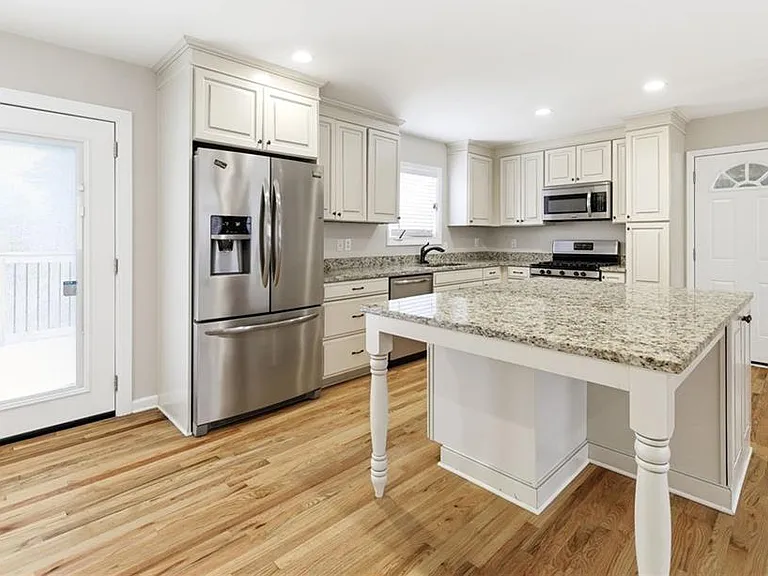 2176 Riverside Dr — Photo 12