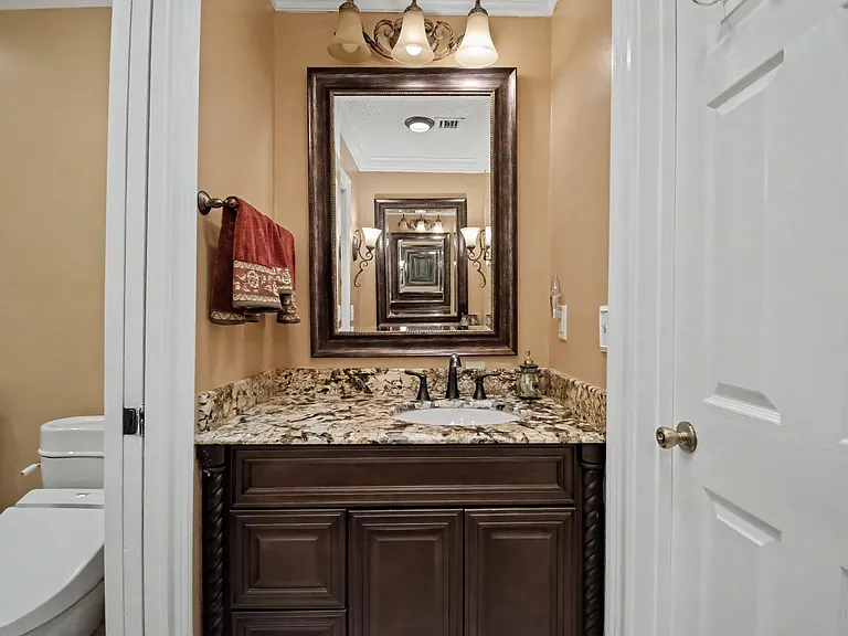 9708 Erica Ct — Photo 35