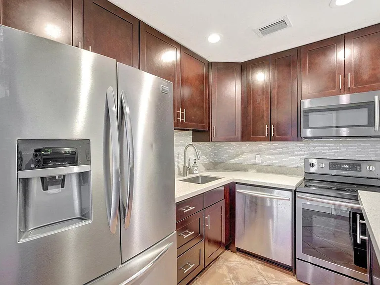 2400 NE 33rd Ave #211 — Photo 15