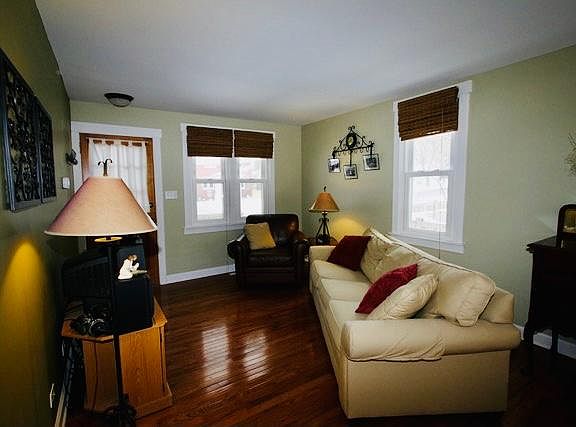 3rd image of 817 E Benton Ave