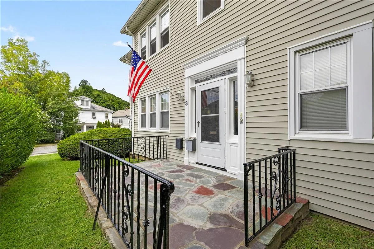 3 bed, 1328 sqft, $4,800 — Photo 1