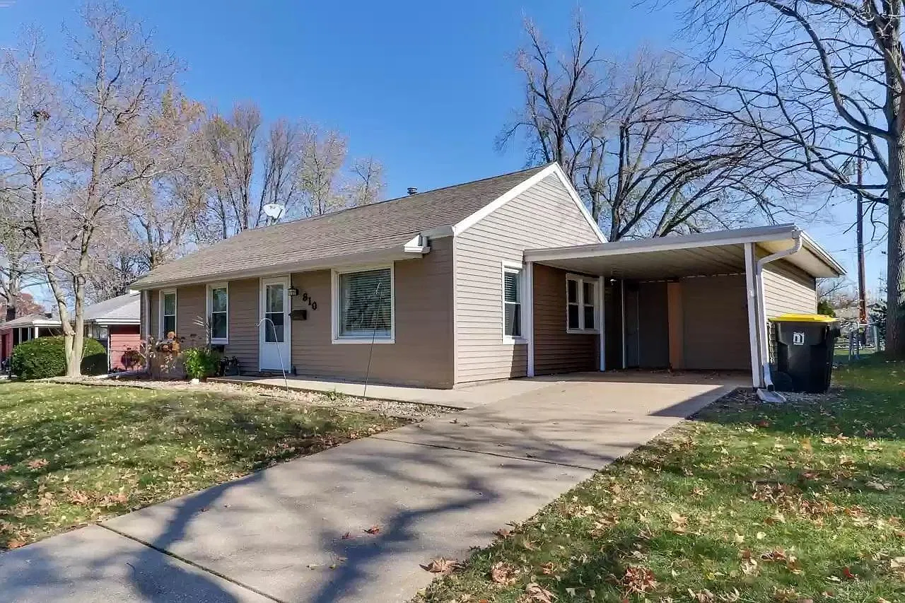 3 bed, 880 sqft, $1,700 — Photo 1