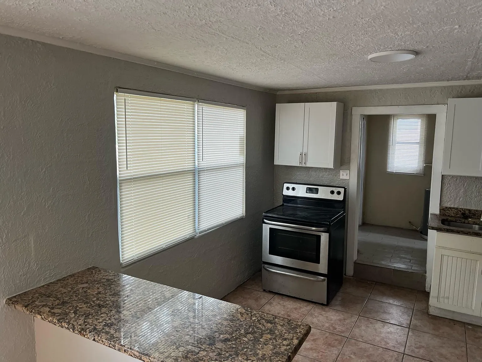 2 bed, 700 sqft, $1,400 — Photo 3