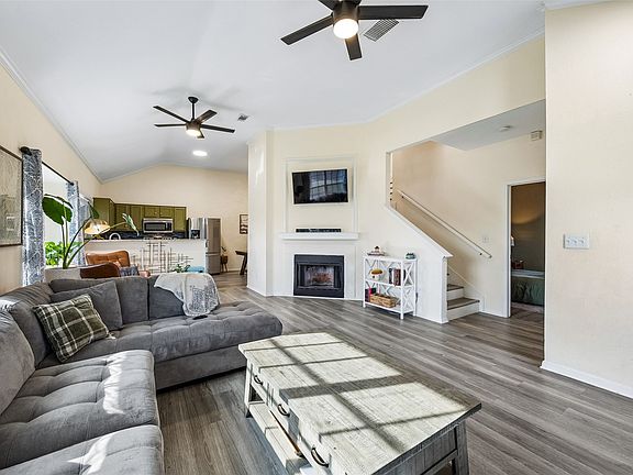 3rd image of 702 Crescent Dr