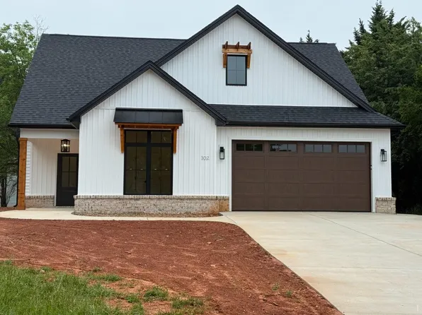 302 Meadows Dr, Forest, VA 24551